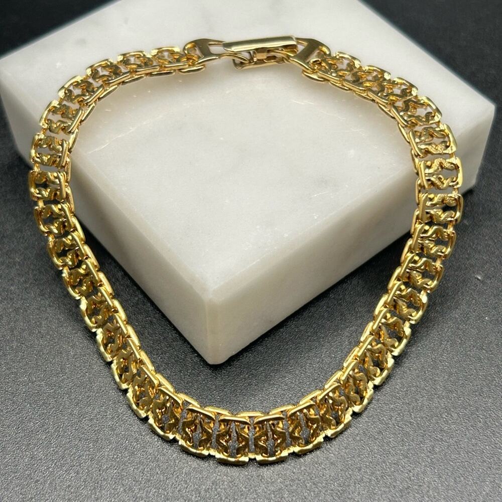 L0069 Napier Gold tone 7” bracelet. Gorgeous!